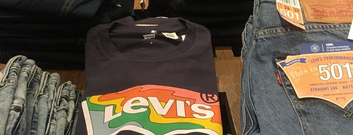 Levi's Store is one of สถานที่ที่ Adolfo ถูกใจ.