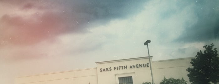Saks Fifth Avenue is one of Nancyさんのお気に入りスポット.