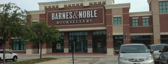 Barnes & Noble is one of สถานที่ที่ Elaine ถูกใจ.