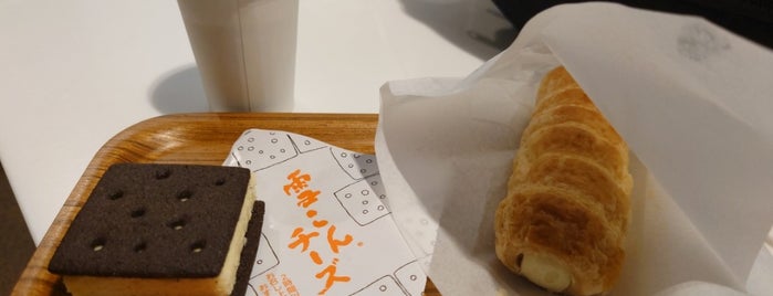 六花亭帯広本店 喫茶室 is one of 帯広周辺カフェ.