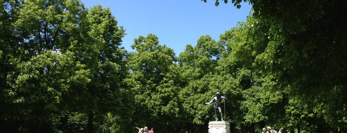 Vater-Rhein-Brunnen is one of Locais curtidos por Alexander.