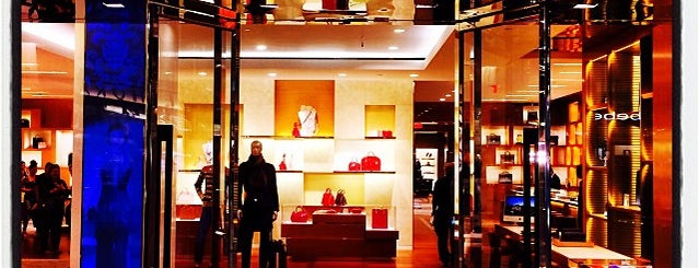 Louis Vuitton is one of Tempat yang Disukai Moatz.