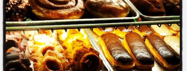 Happy Donut is one of Locais curtidos por 🖤💀🖤 LiivingD3adGirl.