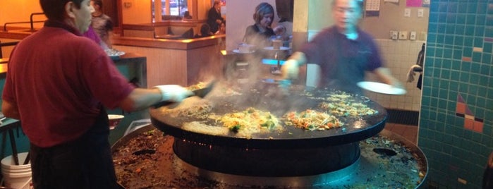 Chang's Mongolian Grill is one of Lugares favoritos de Erik.