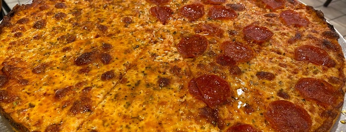 Joe's Pizzeria is one of Lugares favoritos de Brooks.