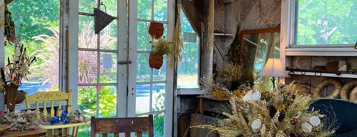 Applefield Farm Stand is one of Local Places.