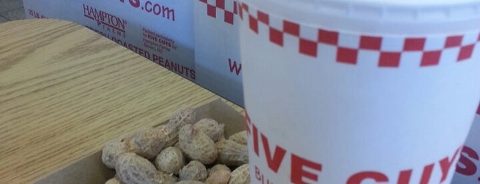 Five Guys is one of Lugares favoritos de Tim.