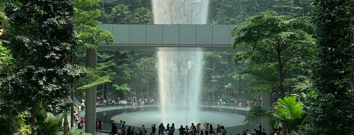 Jewel Changi Airport is one of Lugares favoritos de Roger.