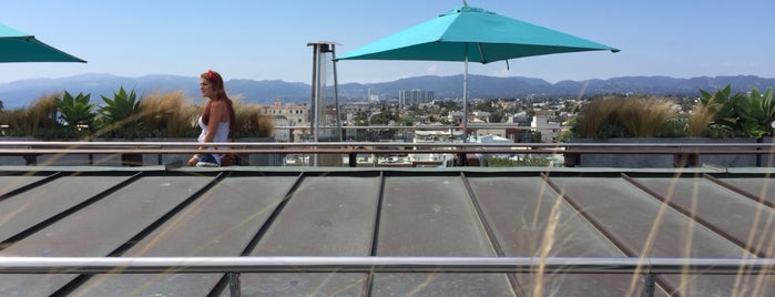 High Rooftop Lounge is one of สถานที่ที่ Arnie ถูกใจ.