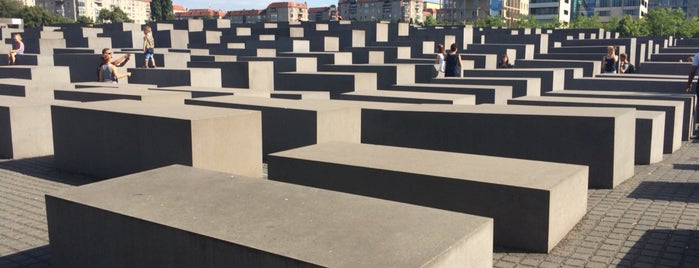 Memorial untuk Orang-orang Yahudi yang Terbunuh di Eropa is one of Tempat yang Disukai _.