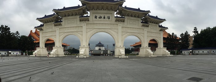Chiang Kai-Shek Memorial Hall is one of _ : понравившиеся места.