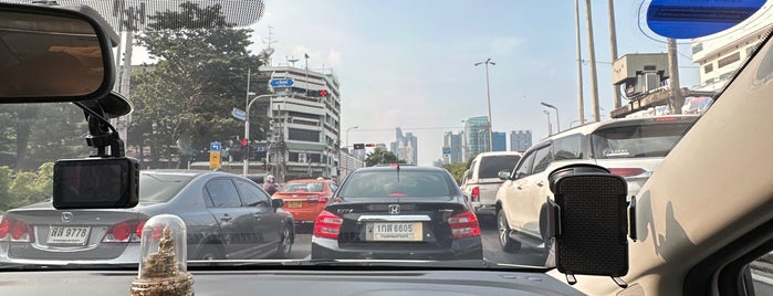 Chan-Naradhiwas Intersection is one of ภายในพิกัด.