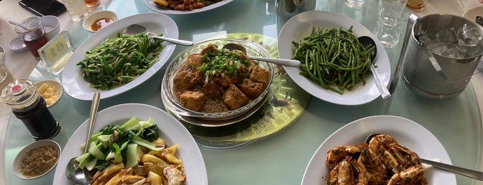Gold Dragon City Seafood Restaurant SDN BHD is one of Neu Tea's Petaling Jaya Trip.
