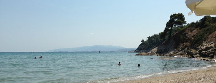 Σιρόκος is one of Sithonia's beaches.