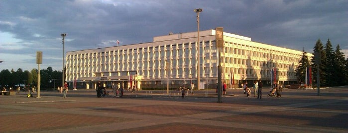 Площадь 100-летия Ленина is one of Tempat yang Disukai Vasiliy.