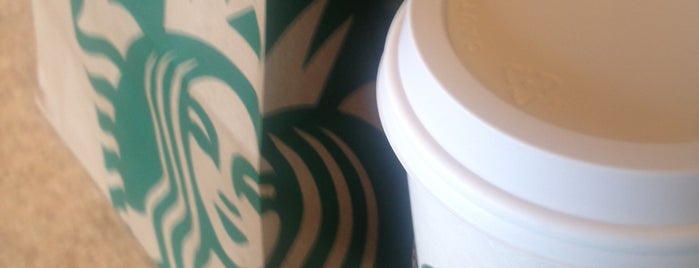 Starbucks is one of Lugares favoritos de Julio.