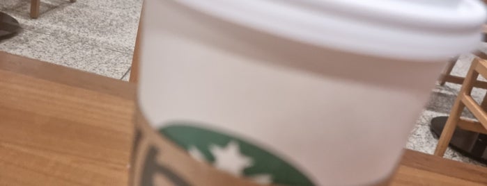 Starbucks is one of Alberto J Sさんのお気に入りスポット.