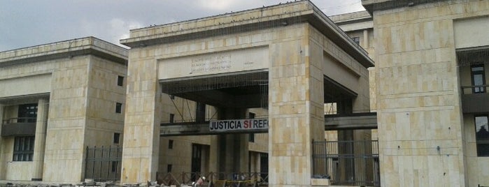 Palacio de Justicia is one of Posti che sono piaciuti a Carl.