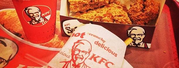 KFC is one of Locais curtidos por Deepak.