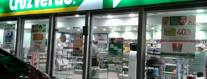 Farmacias Cruz Verde is one of Peluqueria Mauricio New Look.