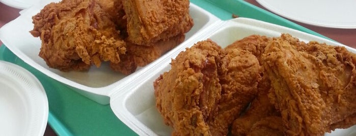 LA Chicken is one of Lugares favoritos de Moe.
