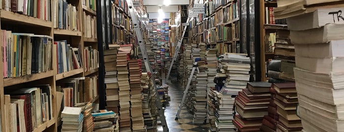 Libreria Regia is one of Lugares favoritos de Emilio.