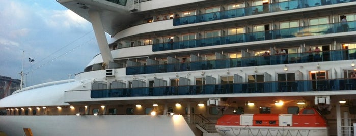 Marina Bay Cruise Centre is one of Orte, die Chuck gefallen.