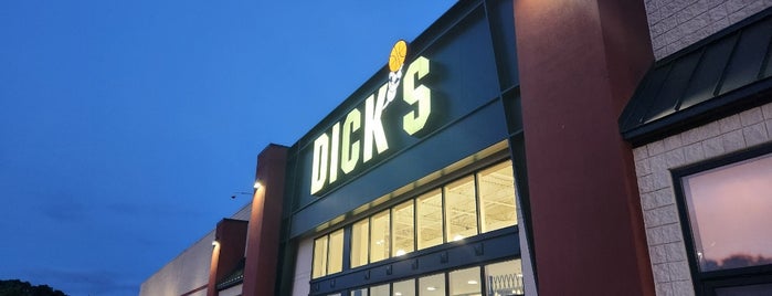 DICK'S Sporting Goods is one of Deablo's Places.