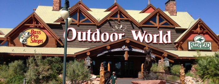 Bass Pro Shops is one of Lugares favoritos de Mike.