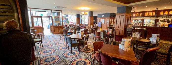 The Malcolm Uphill (Wetherspoon) is one of Lugares favoritos de Carl.