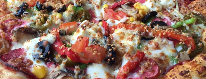 Domino's Pizza is one of Tempat yang Disukai Emre.