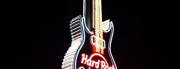 Hard Rock Cafe Warsaw is one of knajpy.