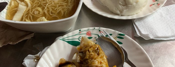 Kowloon House is one of Late Night Eats QC.
