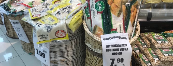 Özkuruşlar Süper Market is one of Orte, die TC Bahadır gefallen.