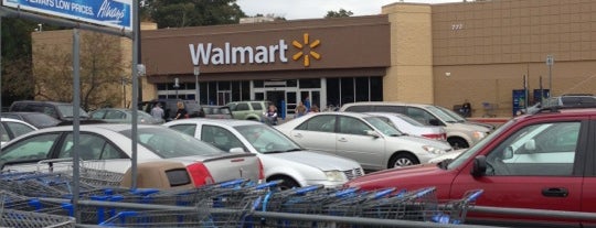 Walmart is one of สถานที่ที่ Holly ถูกใจ.