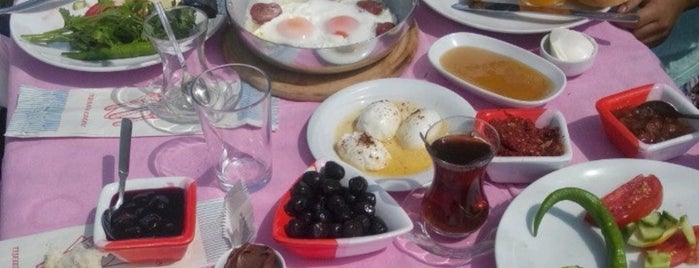 Foça Çiğ Damlası Organik Kahvaltı Evi is one of Izmir Yemek Dene.