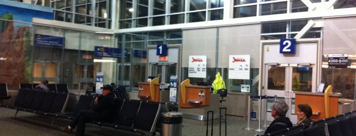 Greater Moncton International Airport (YQM) is one of Lugares favoritos de Kim.