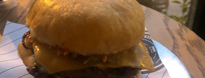 Leblon Burger is one of Hammmburger & Sosisli & Sandviç & Tavuk 🍔🌭🥪🍗🍟.