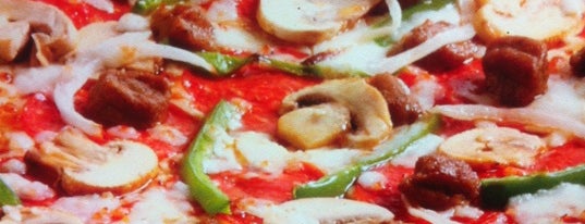 Domino's Pizza is one of Lugares favoritos de Angel.