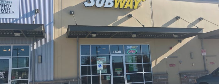 Subway is one of The 7 Best Places for Southwest Chicken in Seattle.