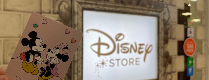 Disney Store is one of ショッピング 行きたい.