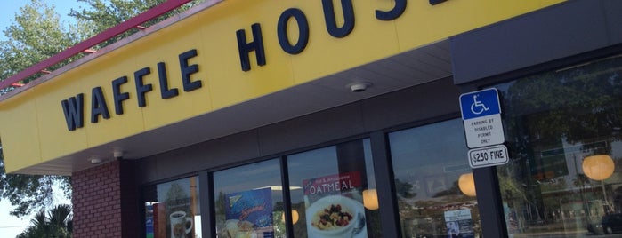 Waffle House is one of Tempat yang Disukai Cross.
