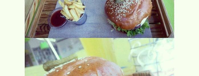 Fan Burger Bar is one of Locais curtidos por Anna.