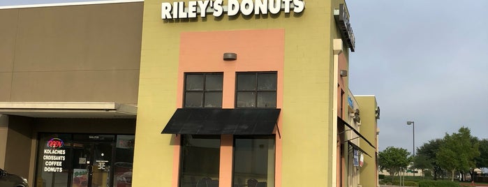 Riley's Donuts is one of สถานที่ที่ Taylor ถูกใจ.