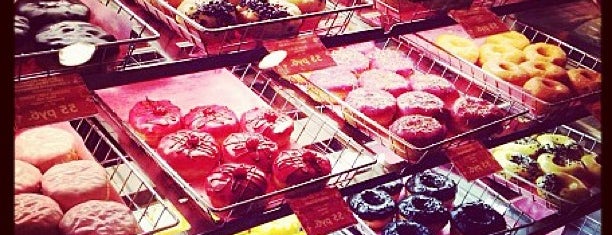 Dunkin' Donuts is one of Tempat yang Disukai Alexander.
