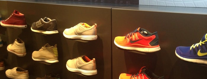 Nike Store is one of Lugares favoritos de Rodrigo.