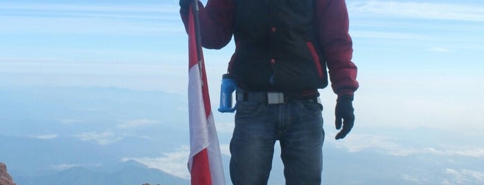 Gunung Kerinci is one of Pariwisata Jambi.