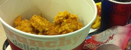 KFC is one of Locais curtidos por Iris.