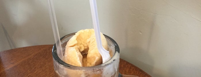 Grumpy's Ice Cream, Popcorn and Root Beer is one of Lugares favoritos de Ross.