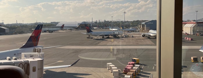 Lufthansa Senator Lounge is one of Lufthansa Airport Lounges.